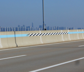 도로안전시설 중분대 시선유도 도장 이미지